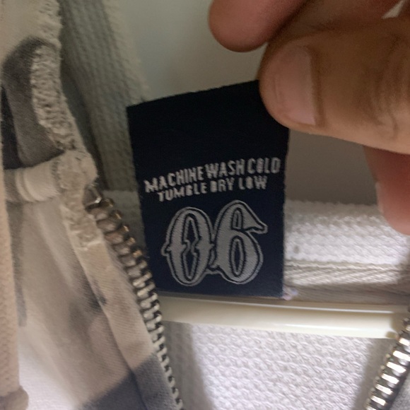 ‼️RARE‼️ Famous stars and straps aop skull print hoodie - Picture 9 of 14